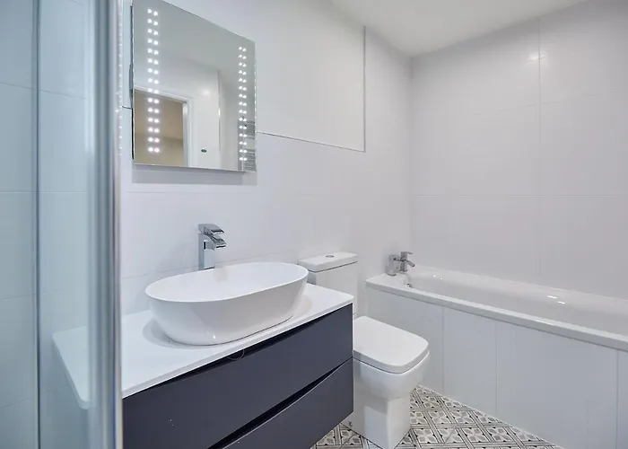 Host & - The Townhouse * ويتبي